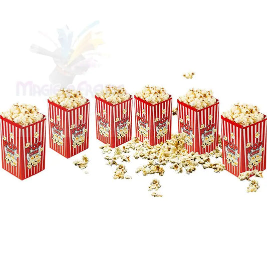 Sechs rot-weiß gestreifte Popcornschachteln, gefüllt mit Popcorn, um die herum etwas Popcorn verschüttet wurde.