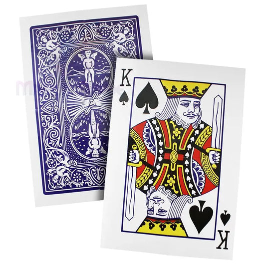Eine Pik-König-Spielkarte neben einer blau unterlegten Bicycle-Spielkarte.