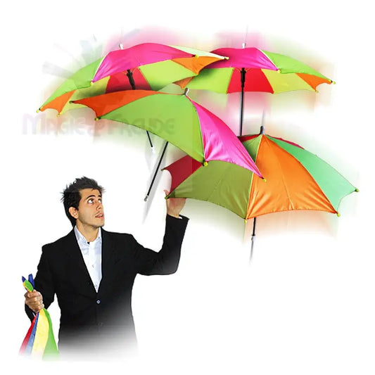 Ein Mann im Anzug hält einen bunten Regenschirm, während weitere Schirme über ihm schweben.