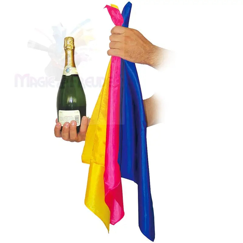 Ein Zaubertrick, bei dem eine Champagnerflasche aus drei bunten Seidentüchern auftaucht.