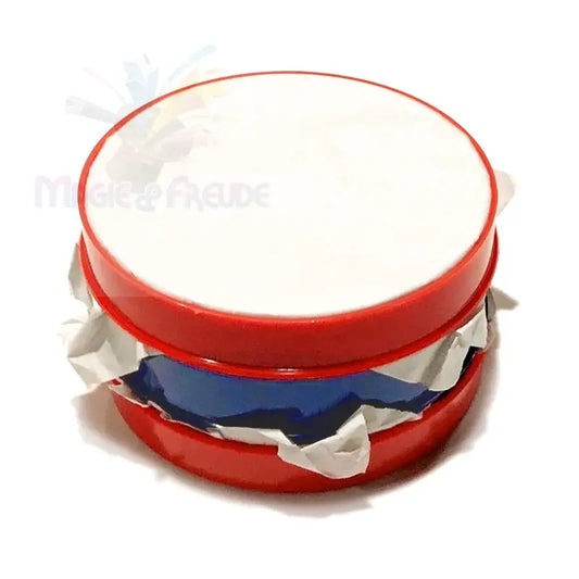Ein Stapel roter und blauer runder Behälter mit weißem Deckel, getrennt durch zerknülltes weißes Papier.