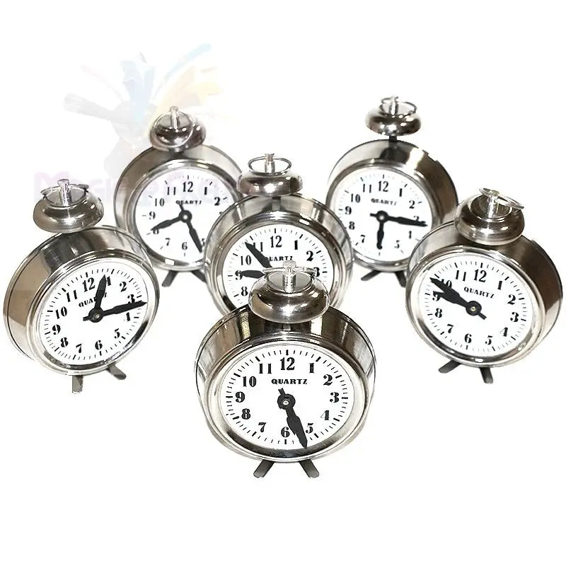 Eine Sammlung von sechs glänzenden silberfarbenen Metallweckern mit weißen Ziffernblättern und schwarzen Zahlen.