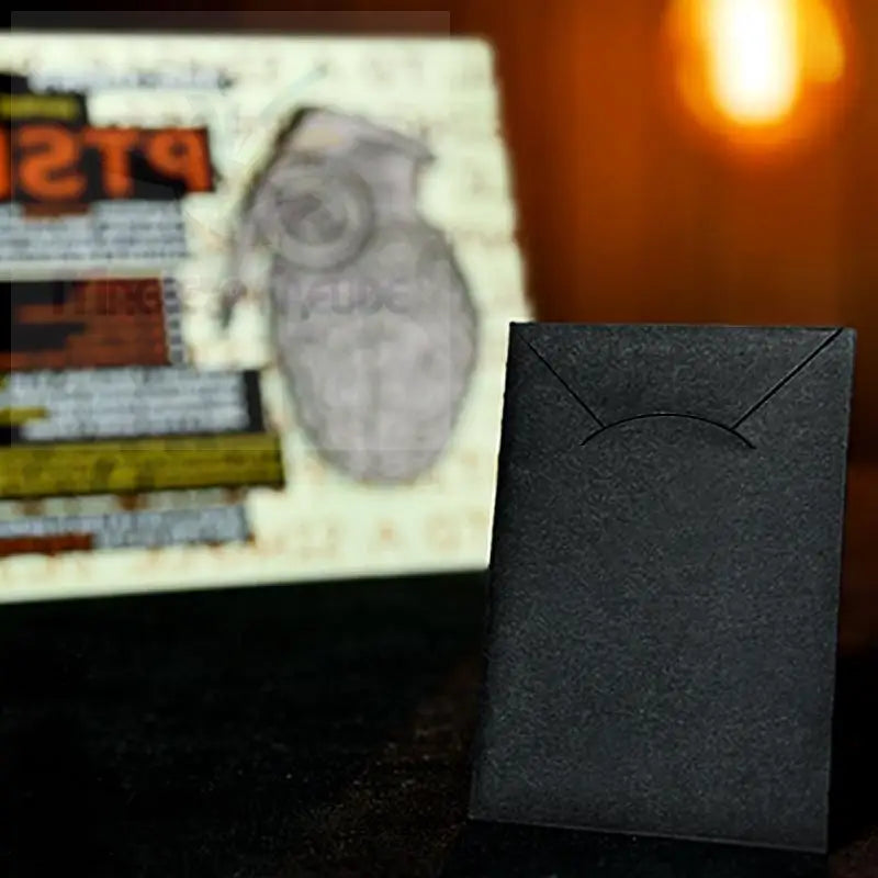 Schwarzes Schmuckkärtchen aus Papier mit einer Aussparung zur Aufnahme von Ohrringen.