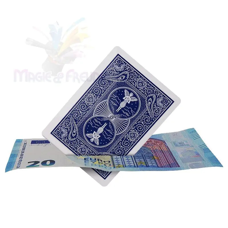 Eine blau unterlegte Spielkarte, die auf einer Zwanzig-Euro-Banknote liegt.