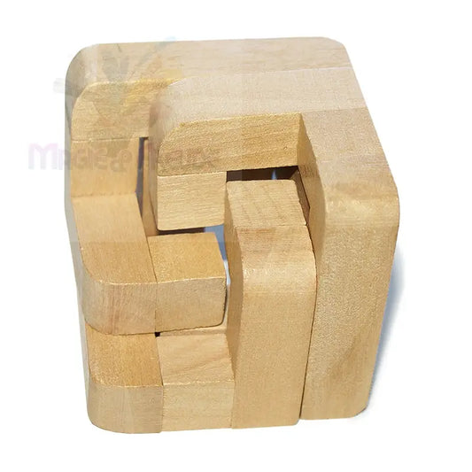 Ein helles Holzpuzzle mit ineinandergreifenden Graten.