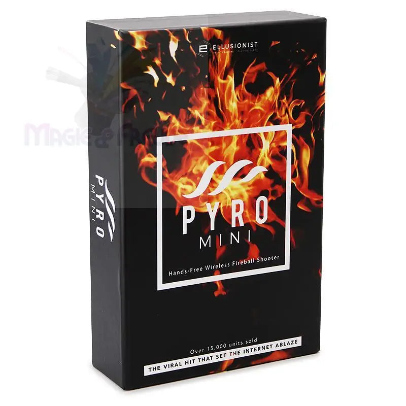 Schwarze rechteckige Schachtel mit feurigem Design, die für den kabellosen Feuerballwerfer ’Pyro Mini’ wirbt.