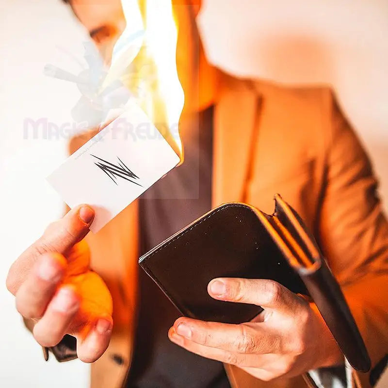 Eine weiße Visitenkarte mit einem schwarzen, stilisierten Pfeil, der in Flammen aufgeht, wird über eine offene, dunkelbraune Brieftasche gehalten.