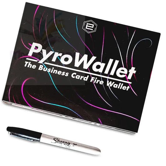Ein schwarzes Portemonnaie mit dem Aufdruck ’PyroWallet’ und ’The Business Card Fire Wallet’, daneben ein silberner Sharpie-Marker.