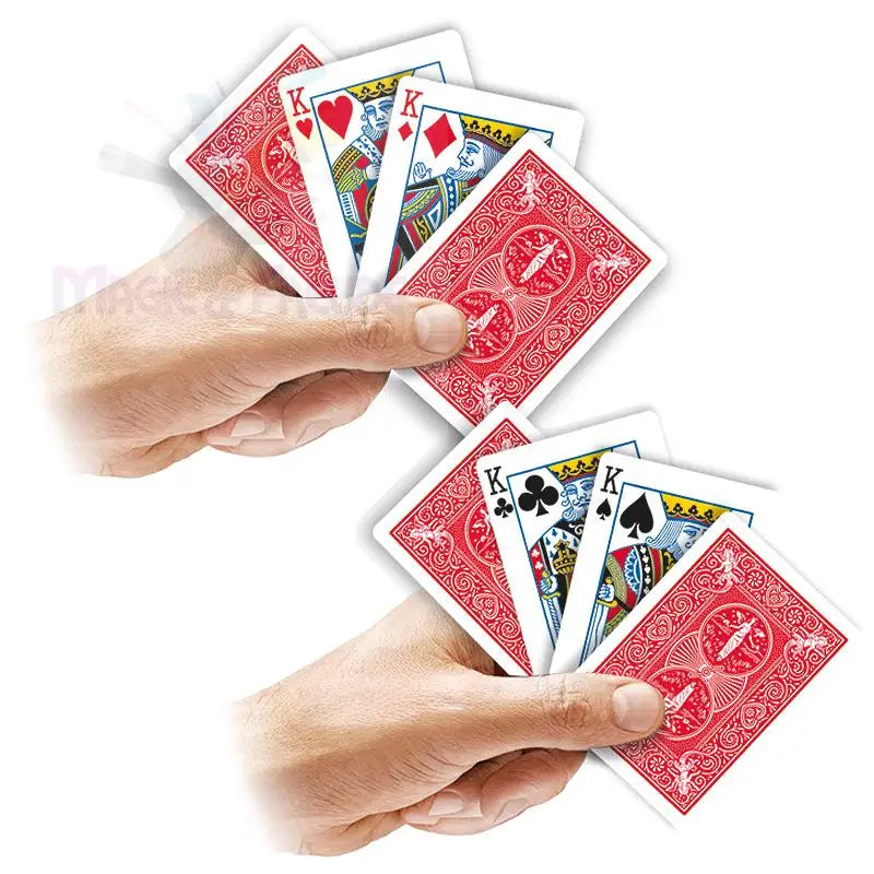 Zwei Hände halten zwei verschiedene Spielkartensätze.