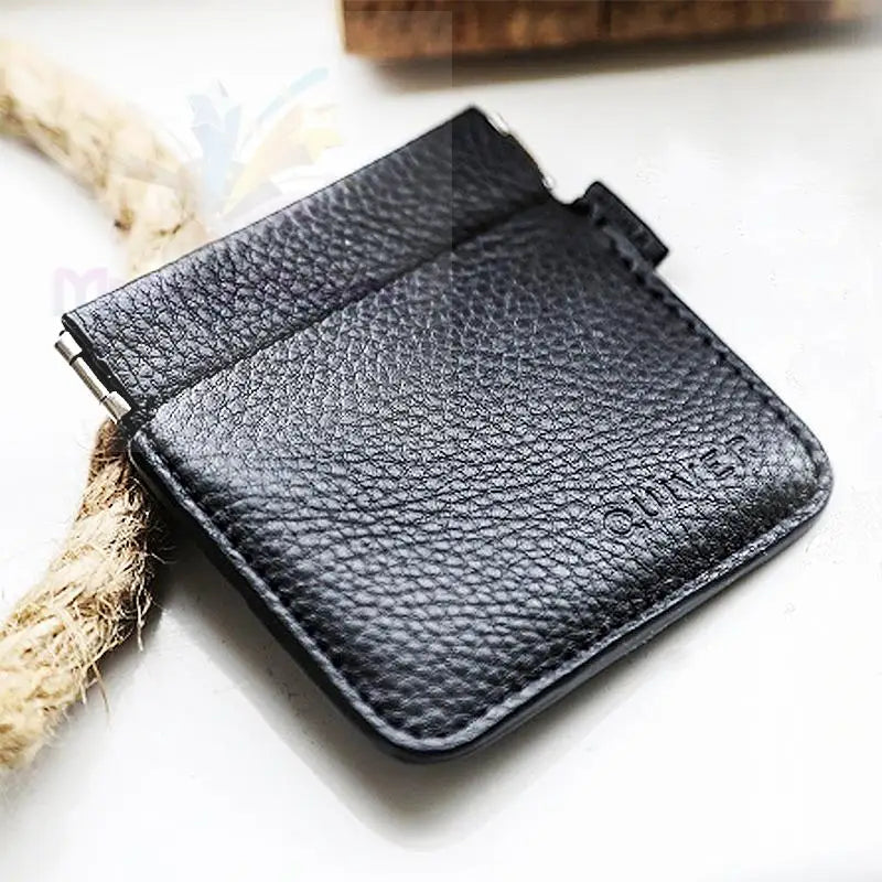 Schwarzes Portemonnaie aus genarbtem Leder.