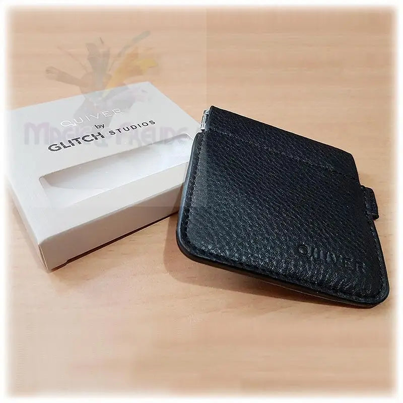 Schwarzer Kartenhalter aus strukturiertem Leder.