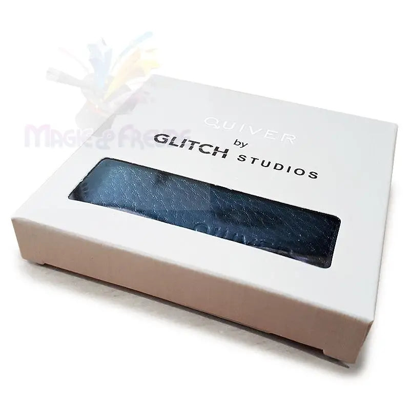 Weiße rechteckige Schachtel mit einem durchsichtigen Fenster, durch das ein dunkler Gegenstand zu sehen ist.