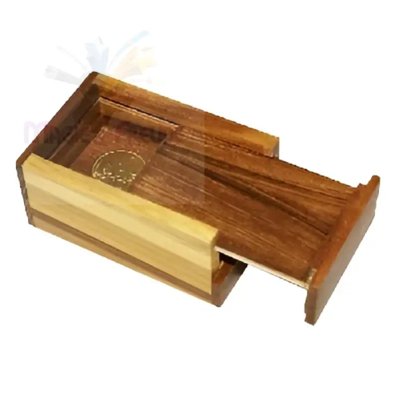 Holzpuzzlekiste mit einer teilweise geöffneten Schublade.