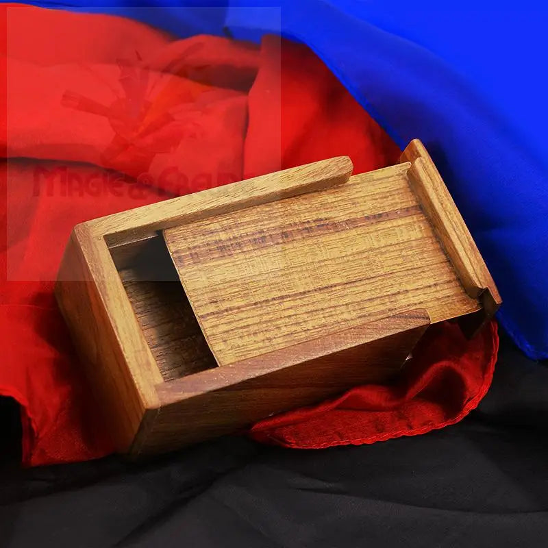 Eine Holzkiste mit Schiebedeckel.