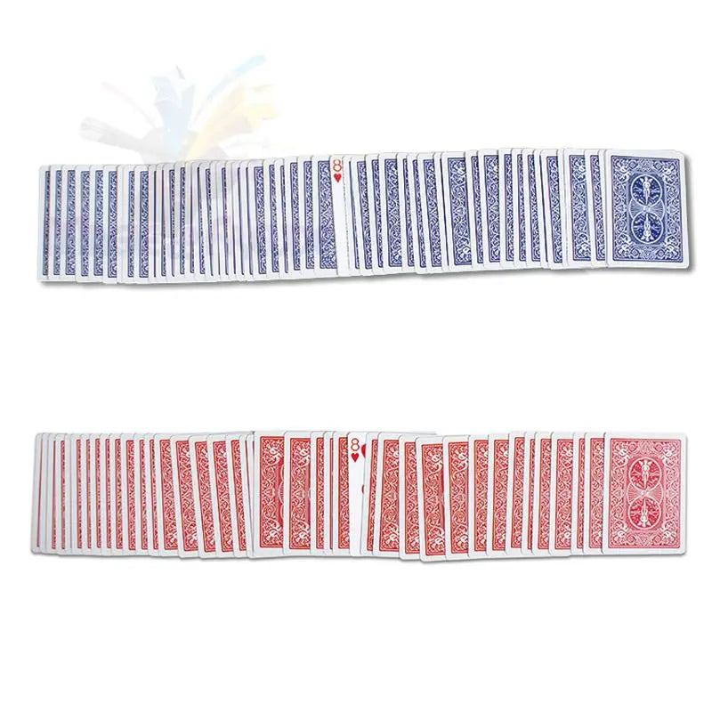 Zwei aufgefächerte Spielkartensätze, ein blauer und ein roter, mit jeweils einer aufgedeckten Karte.
