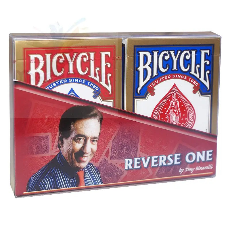 Zwei Decks von Bicycle Spielkarten in einem durchsichtigen Plastiketui, mit einem roten Werbeeinleger, der einen Mann und den Text ’REVERSE ONE by Tony Binarelli’ zeigt.
