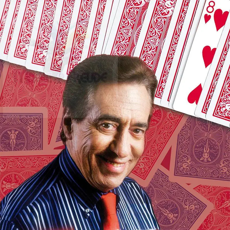 Lächelnder Mann in gestreiftem Hemd und roter Krawatte mit Spielkarten.