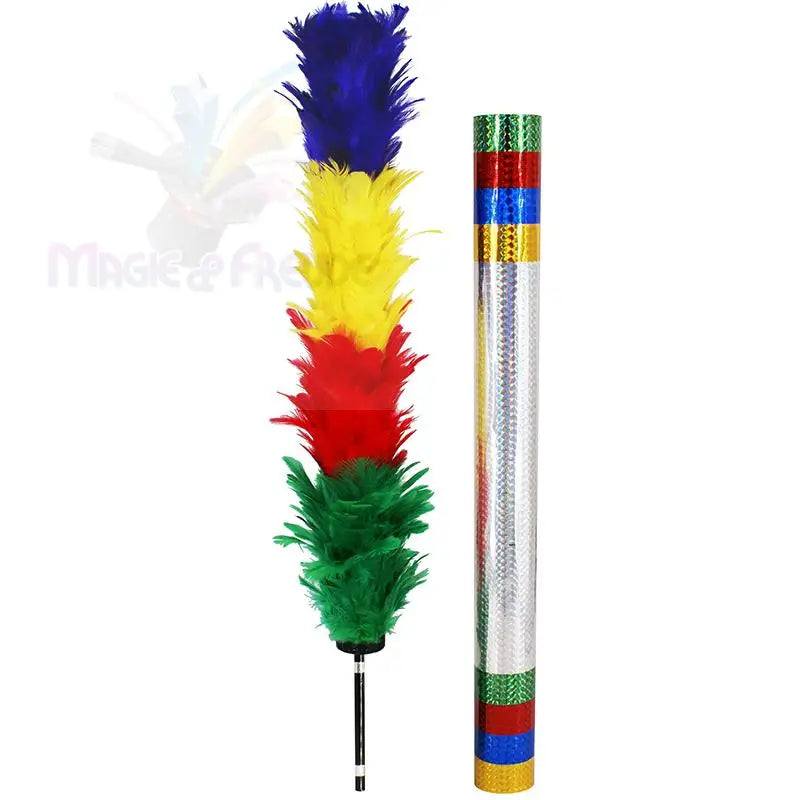 Ein mehrfarbiger Staubwedel mit schwarzem Griff, daneben eine Rolle schillerndes Geschenkpapier mit bunt gestreiften Enden.