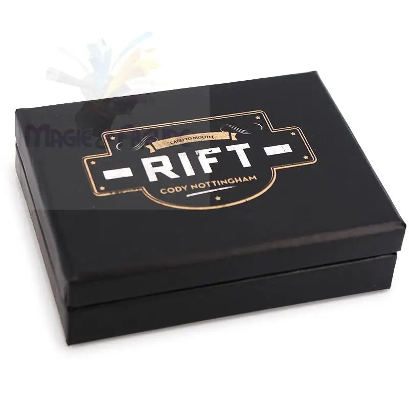 Schwarzer, rechteckiger Geschenkkarton mit goldenem und weißem Logo.