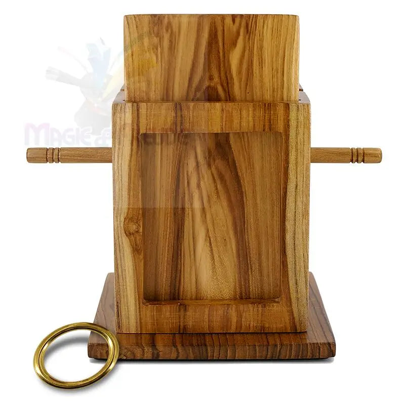 Holzkiste in Form einer Arche mit Tragstangen und einem Messingring.