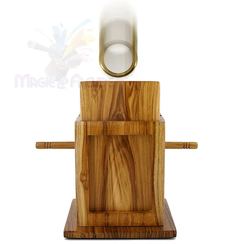 Eine hölzerne Münzbank mit einem gebogenen Münzschlitz.