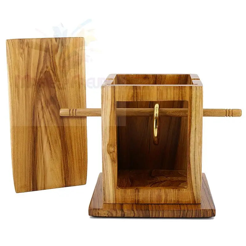 Hölzerne Ringpuzzlebox mit einem goldenen Ring im Inneren.