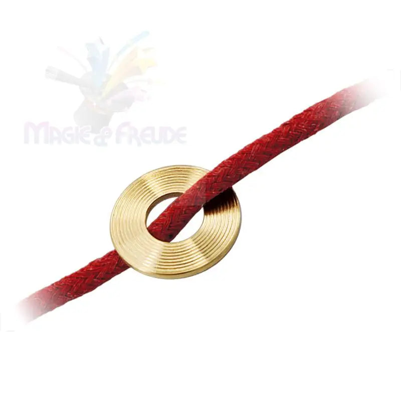 Ein Messingring an einem roten geflochtenen Seil.