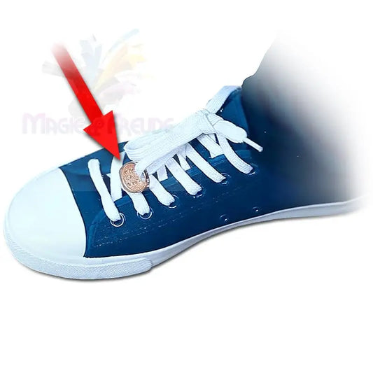 Ein dunkelblauer Segeltuch-Sneaker mit weißen Schnürsenkeln und einem kleinen, runden, kupferfarbenen Anhänger, der an einem der Schnürsenkel befestigt ist.