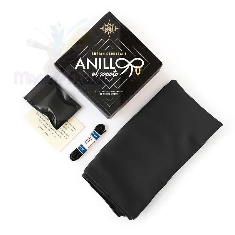 Schwarzer Kasten mit goldener Schrift.