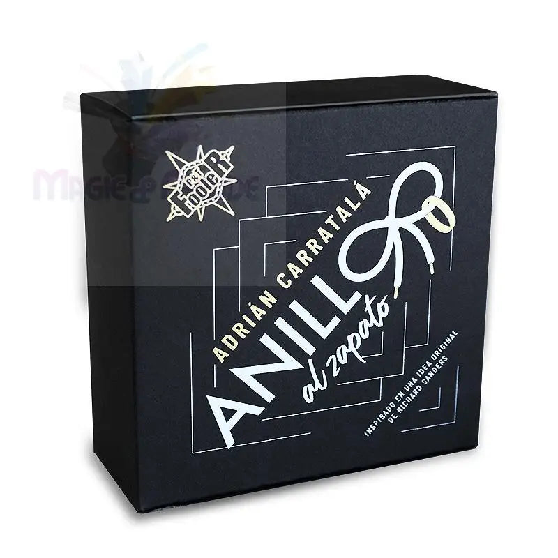 Eine schwarze, rechteckige Schachtel mit einer weißen Grafik, die Text und einen stilisierten Schnürsenkel und Ring enthält.