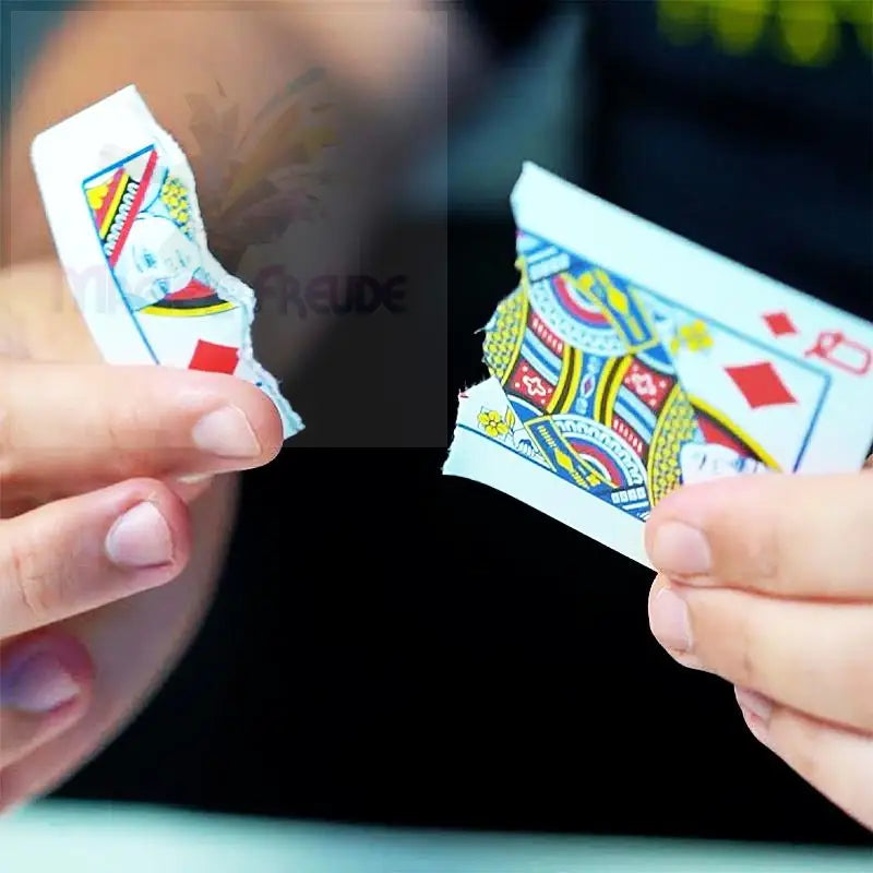 Zwei zerrissene Stücke einer Spielkarte.