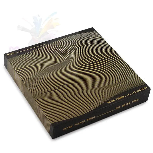 Schwarze Schachtel mit goldenen Wellenlinien und Text.