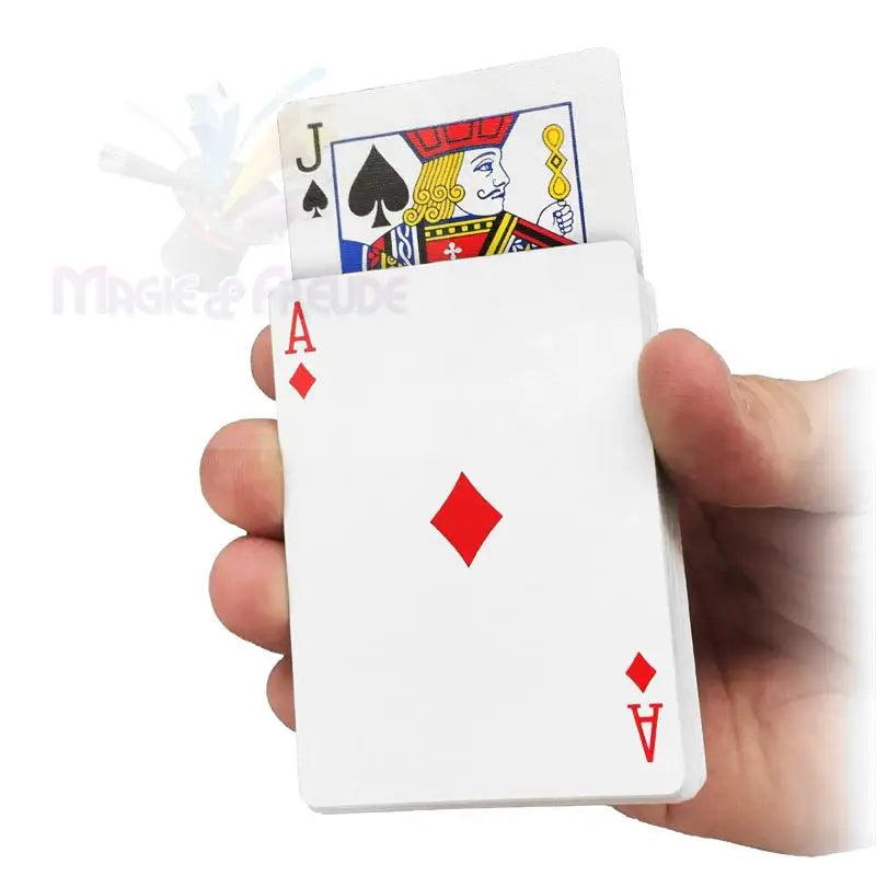 Eine Hand, die ein Spielkartendeck hält, mit dem Karo-Ass oben und dem Pik-Buben, der herausschaut.