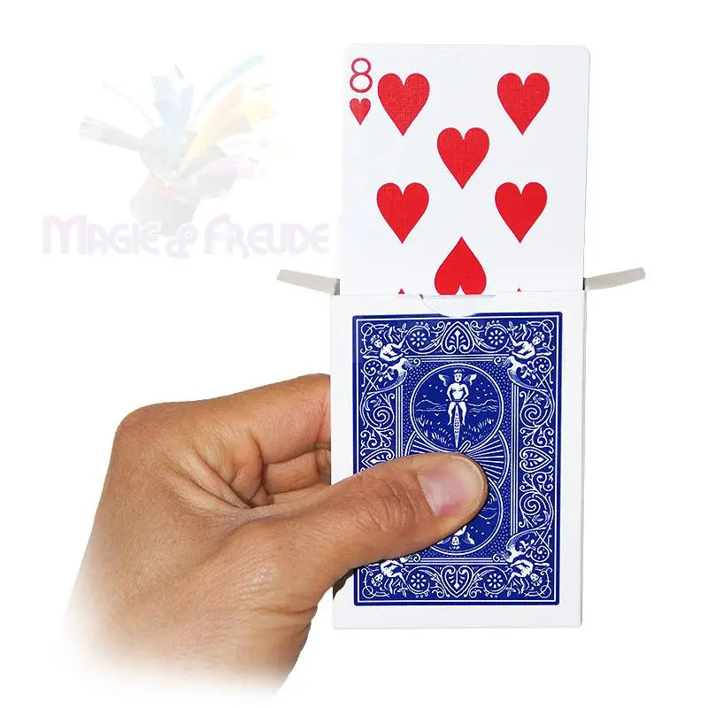 Eine Hand, die ein Spielkartendeck hält, aus dem eine Herz-Acht-Karte teilweise herausragt.