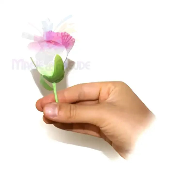 Eine Hand hält eine rosafarbene und weiße Kunstblumenknospe mit einem grünen Stiel.