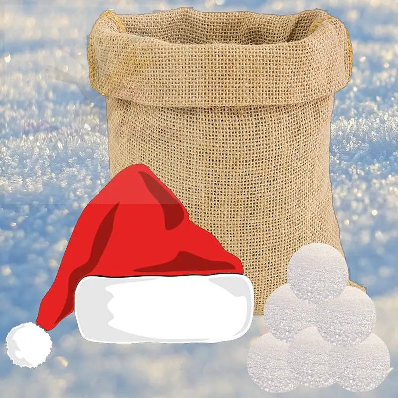 Ein Jutesack mit gerolltem Rand, eine rot-weiße Weihnachtsmannmütze und ein Haufen Schneebälle.