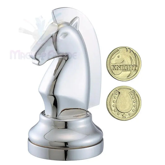 Eine polierte silberne Schachfigur mit zwei goldfarbenen Spielsteinen.