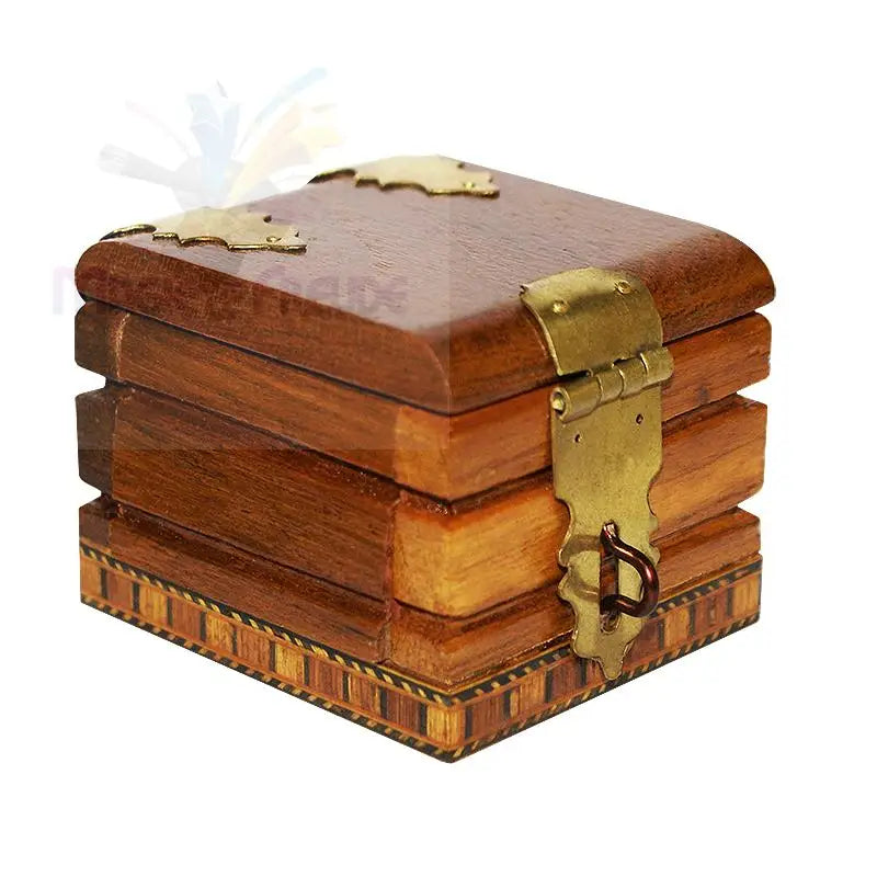 Eine Holztruhe mit Messingakzenten und einem dekorativen Sockel.