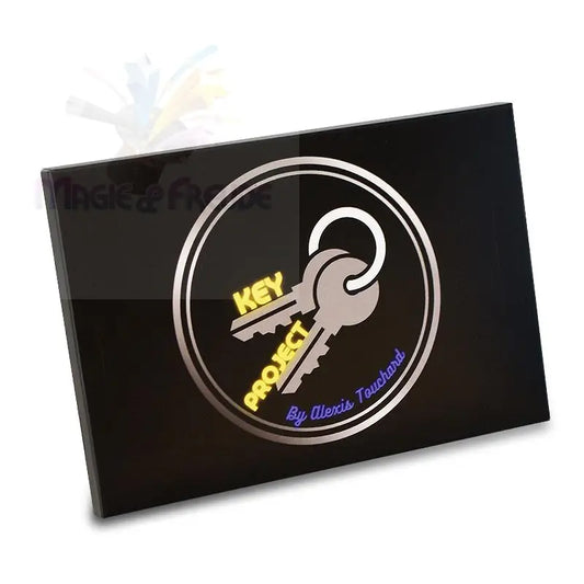 Eine schwarze, rechteckige Box mit einem runden, silberfarbenen Logo mit zwei Schlüsseln und dem Text ’KEY PROJECT’.