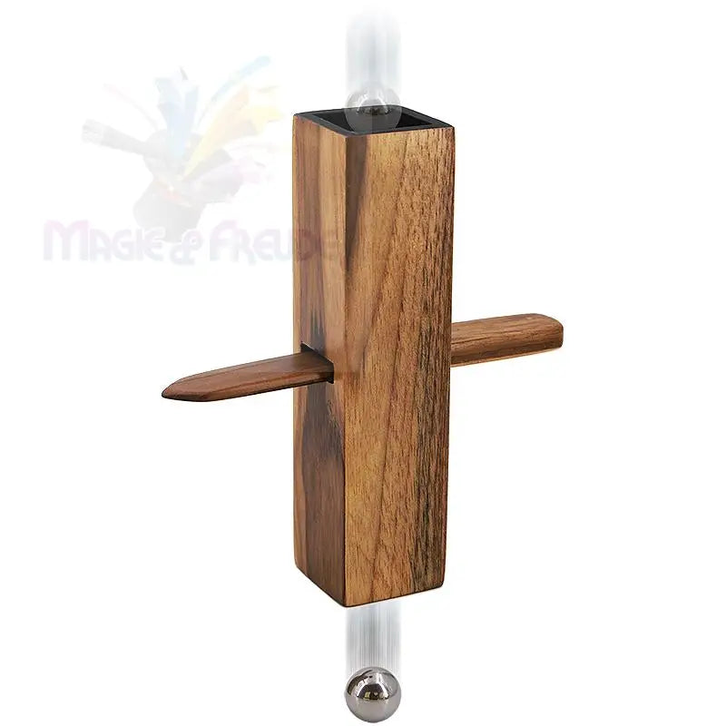 Ein Holzpuzzle mit einem zentralen Block, zwei hervorstehenden Holzstiften und einer Metallkugel an einem vertikalen Stab.