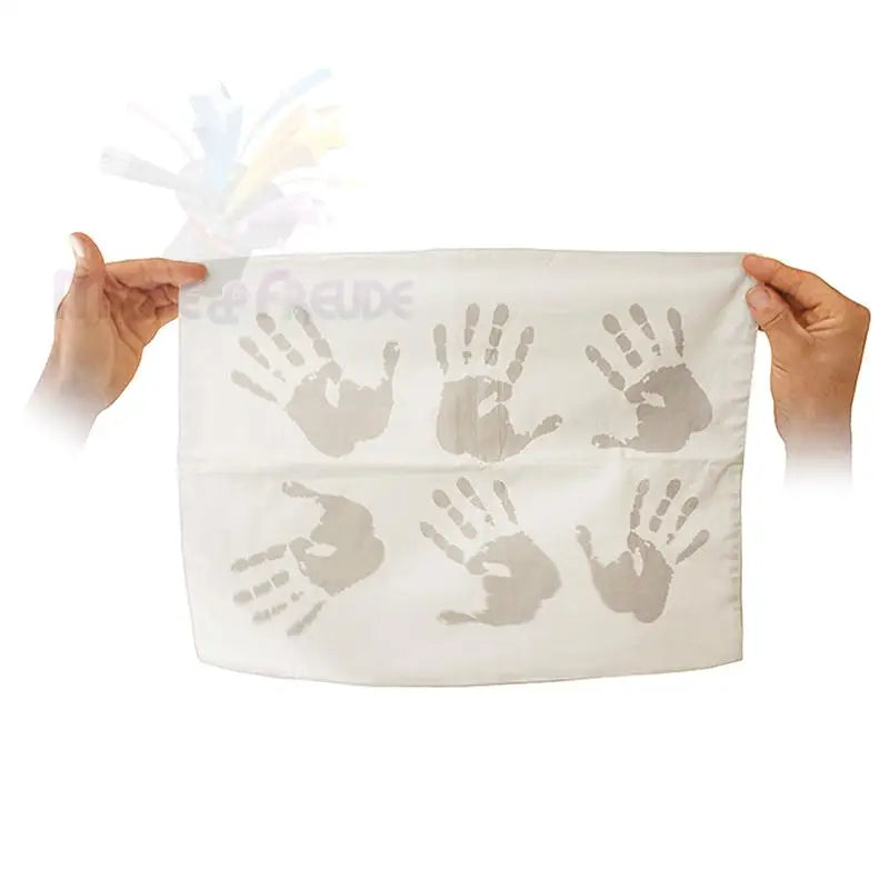 Ein weißes Stoffhandtuch mit sechs grauen Handabdruckmotiven.
