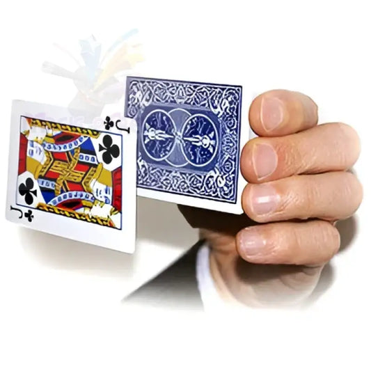 Eine Hand mit zwei Spielkarten, eine aufgedeckt und eine verdeckt, die zu schweben scheinen.