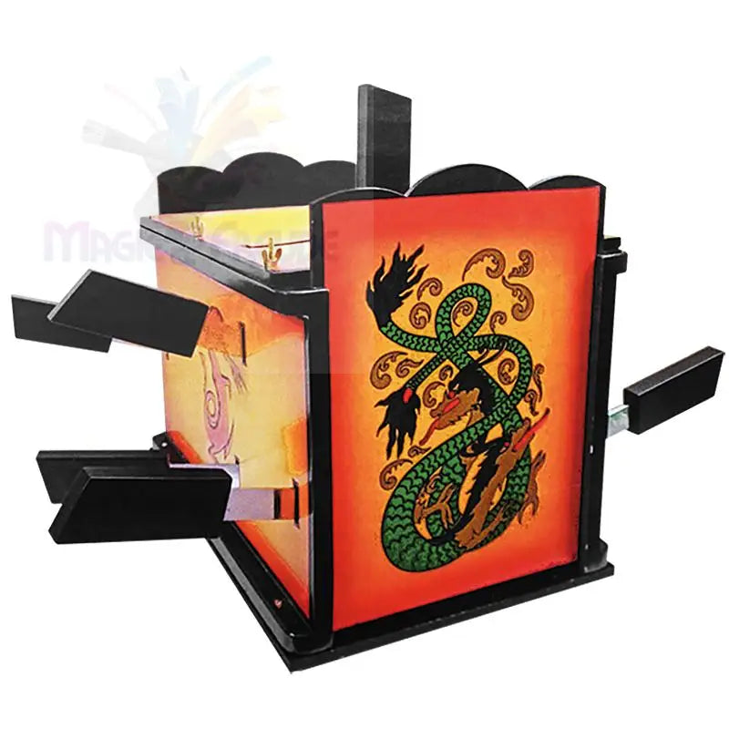 Eine bunte hölzerne magische Requisitenkiste mit einem Drachenmotiv und mehreren Klingen, die aus den Seiten herausragen.