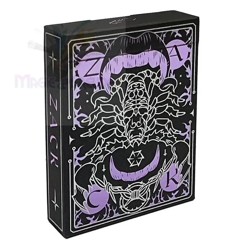 Schwarz-lila Spielkartenbox mit Skorpion- und Lippenmotiv.
