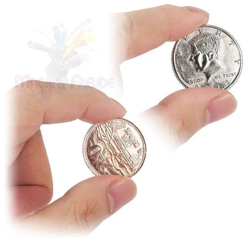 Zwei Hände halten einen silbernen Kennedy-Halbdollar und eine Kupfermünze mit einem einzigartigen Design.