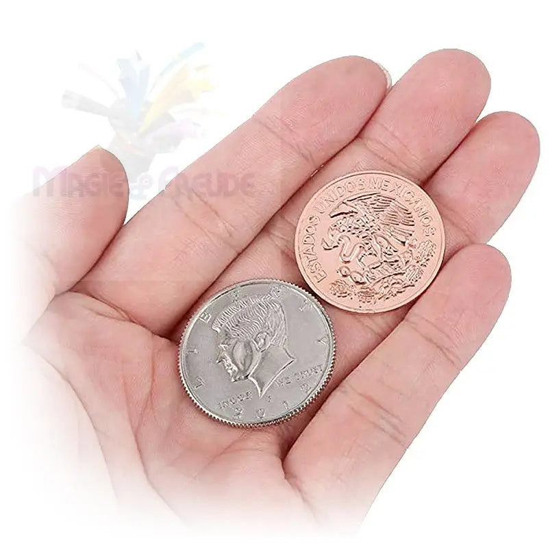 Zwei Münzen (eine silberne und eine kupferfarbene), die in der Handfläche einer Person gehalten werden.