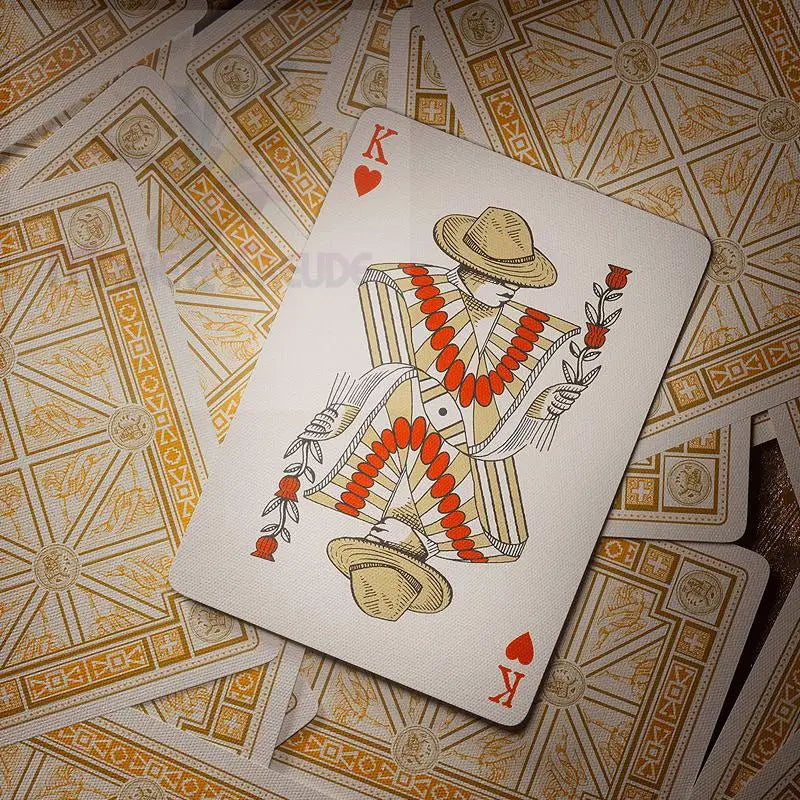 Herzkönig-Spielkarte mit einer illustrierten Figur in einem Hut, die eine Rose hält.