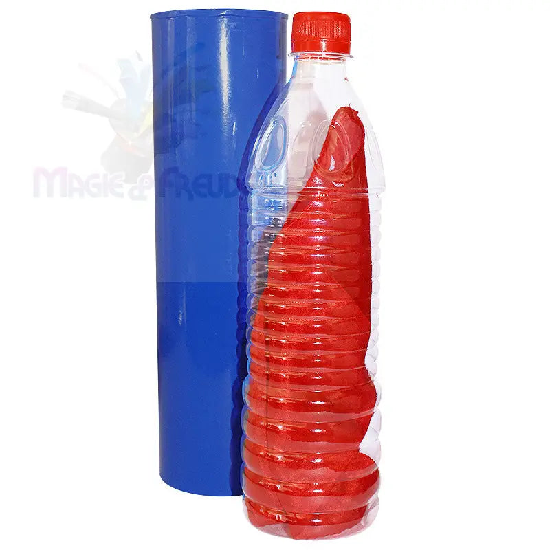 Eine klare Plastikflasche, gefüllt mit gestapelten roten Bechern, neben einem blauen zylindrischen Objekt.