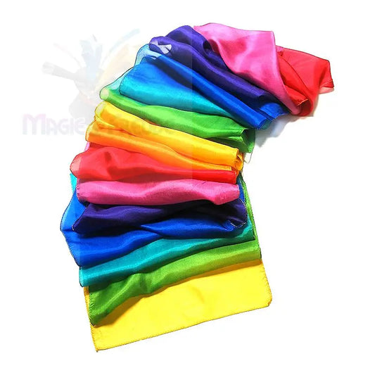 Ein Stapel bunter, durchsichtiger Spielschals in einem Regenbogenverlauf.