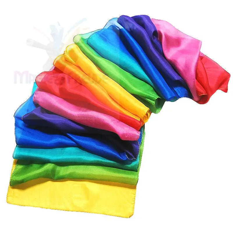 Ein fächerförmiges Arrangement aus bunten, durchscheinenden Seidenschals.